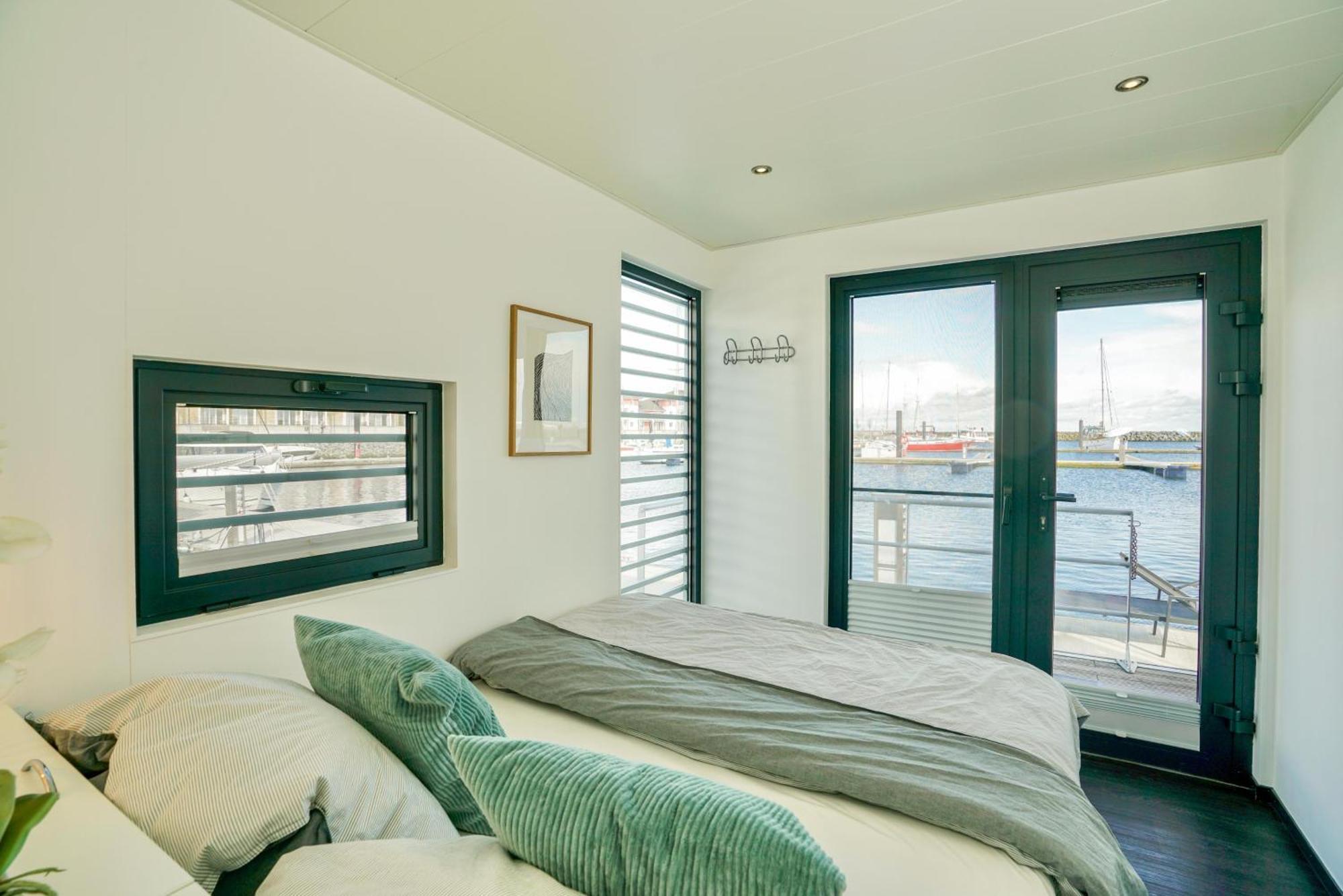 Exklusives Ostsee-Hausboot, Kueche Mit Spueler, Tv, Grosse Sonnenterrasse, 3X Kostenfreie Kfz-Parkplaetze, Klimaanlage, Bis Zu 6 Personen, 2X Baeder, Waschmaschine 볼텐하겐 외부 사진