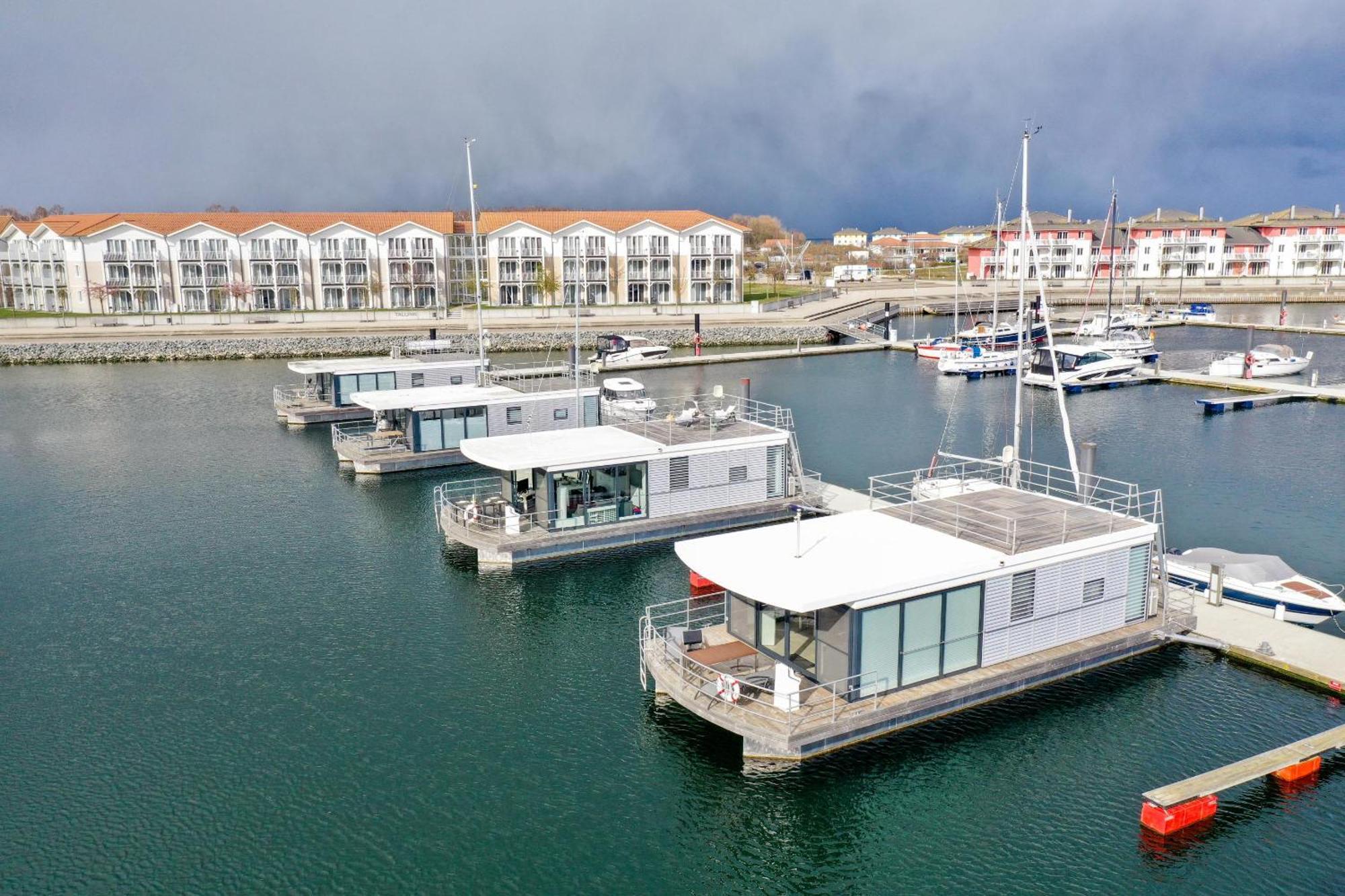 Exklusives Ostsee-Hausboot, Kueche Mit Spueler, Tv, Grosse Sonnenterrasse, 3X Kostenfreie Kfz-Parkplaetze, Klimaanlage, Bis Zu 6 Personen, 2X Baeder, Waschmaschine 볼텐하겐 외부 사진