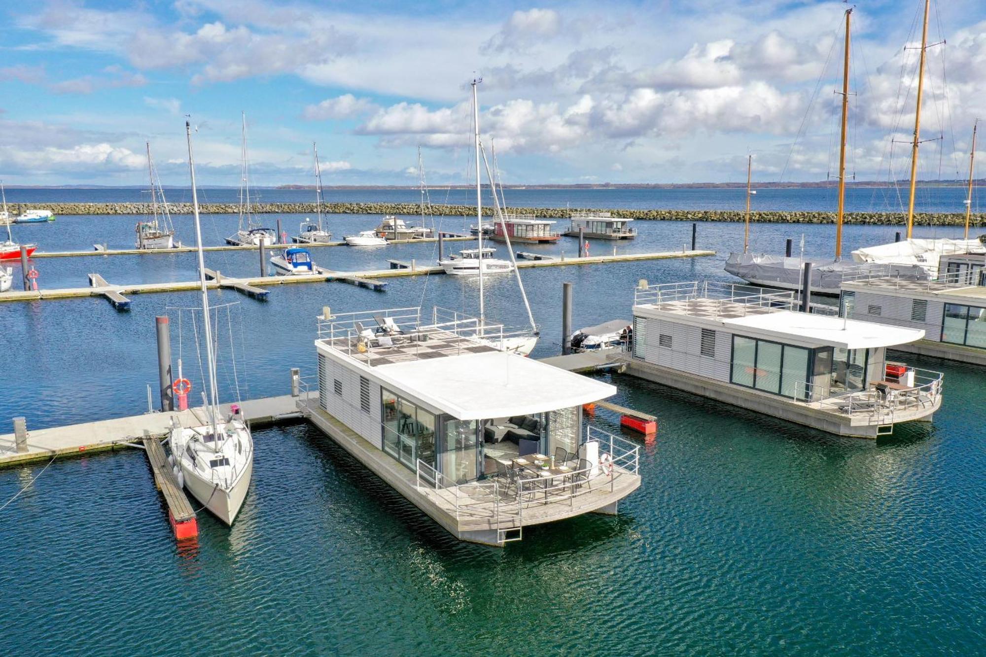 Exklusives Ostsee-Hausboot, Kueche Mit Spueler, Tv, Grosse Sonnenterrasse, 3X Kostenfreie Kfz-Parkplaetze, Klimaanlage, Bis Zu 6 Personen, 2X Baeder, Waschmaschine 볼텐하겐 외부 사진