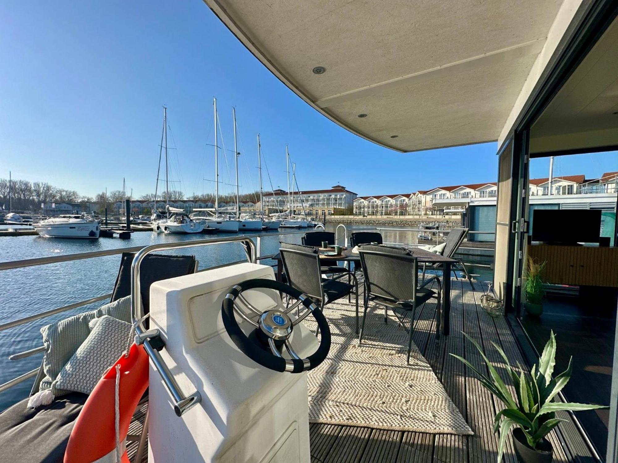 Exklusives Ostsee-Hausboot, Kueche Mit Spueler, Tv, Grosse Sonnenterrasse, 3X Kostenfreie Kfz-Parkplaetze, Klimaanlage, Bis Zu 6 Personen, 2X Baeder, Waschmaschine 볼텐하겐 외부 사진