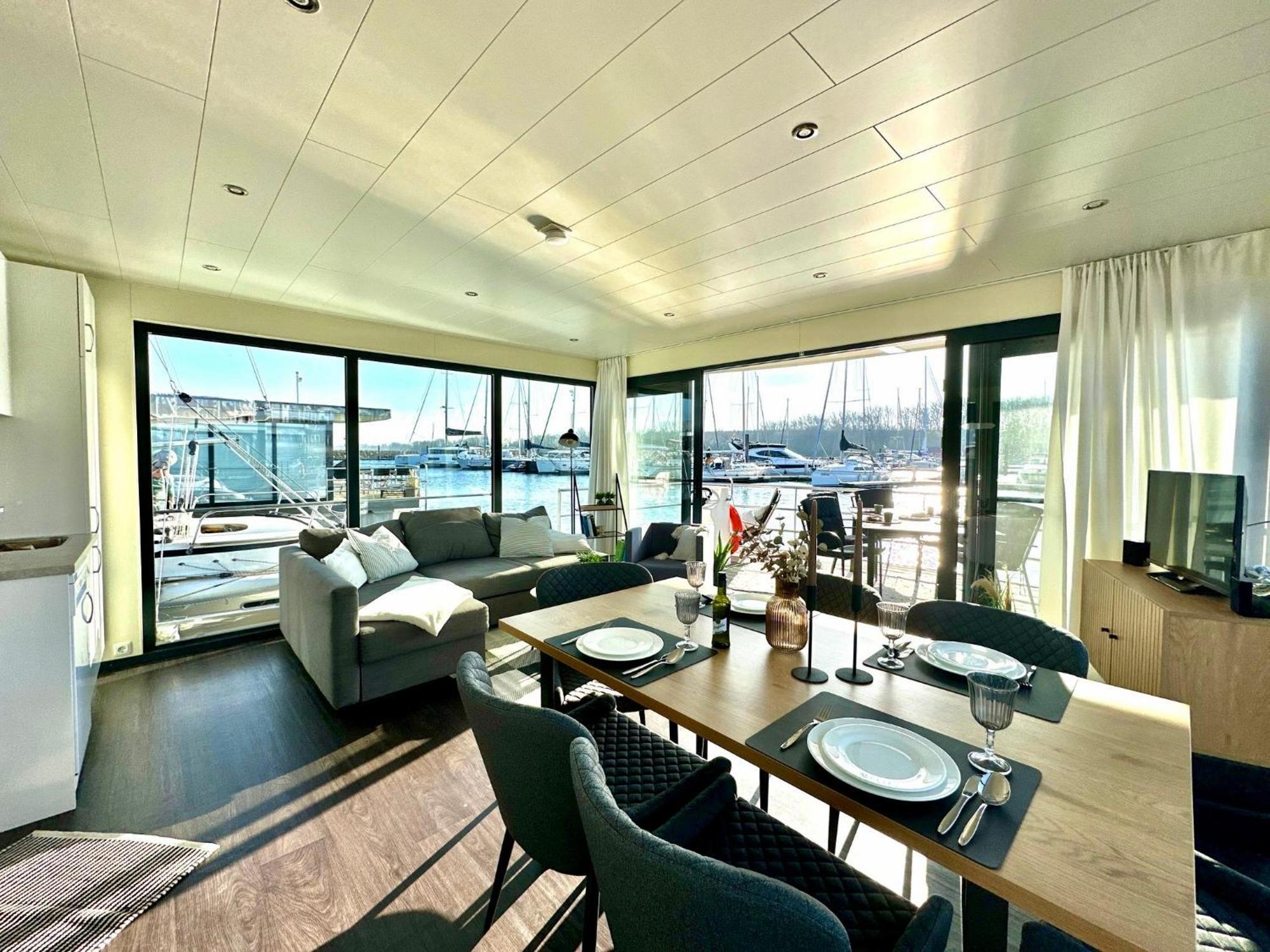 Exklusives Ostsee-Hausboot, Kueche Mit Spueler, Tv, Grosse Sonnenterrasse, 3X Kostenfreie Kfz-Parkplaetze, Klimaanlage, Bis Zu 6 Personen, 2X Baeder, Waschmaschine 볼텐하겐 외부 사진
